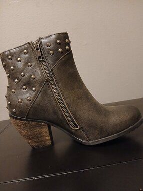 Womens Harley Davidson boots.